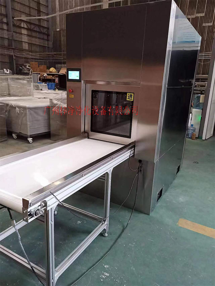 輸送帶傳遞窗還可吹淋被傳遞物品的表面，防止物品可能攜帶塵埃進(jìn)入潔凈室。