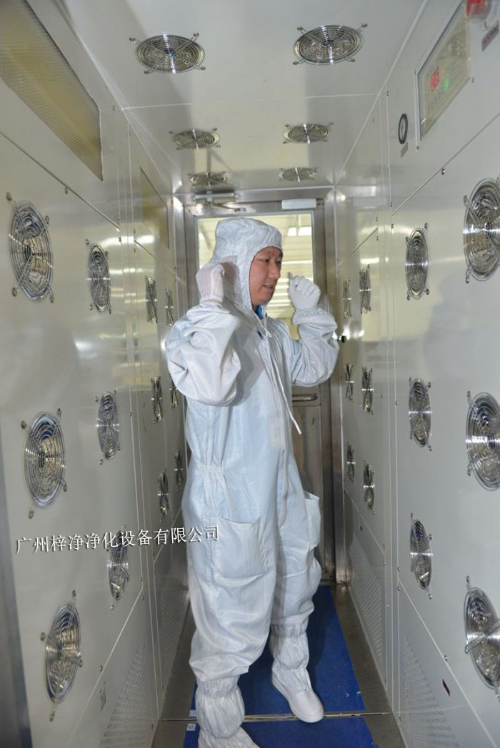 風(fēng)淋室是一種用于去除人員、物料表面塵埃的凈化設(shè)備