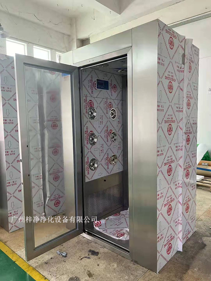 風(fēng)淋室的主要功能是通過高速氣流將塵埃和污物吹離工作人員的衣物和身體，從而確保進(jìn)入潔凈室的環(huán)境符合規(guī)定的潔凈度標(biāo)準(zhǔn)。