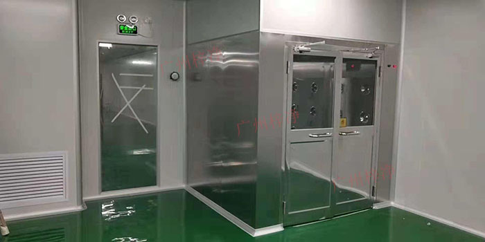 雙開門全不銹鋼風淋通道在各個行業(yè)的應用中，都展現(xiàn)了其卓越的性能和設計理念