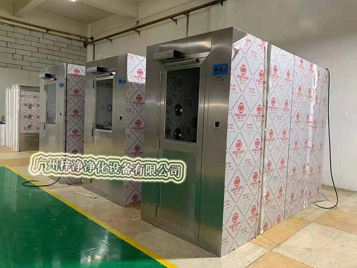 風(fēng)淋室通過(guò)高速氣流將塵埃吹離工作人員的衣物和頭發(fā)，有效降低了進(jìn)入潔凈室內(nèi)的塵埃量，從而維護(hù)了潔凈室內(nèi)的空氣質(zhì)量。