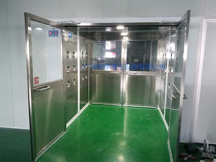 貨淋室主要用于物料表面的除塵，常用于生產(chǎn)線或倉(cāng)庫(kù)的出口處。