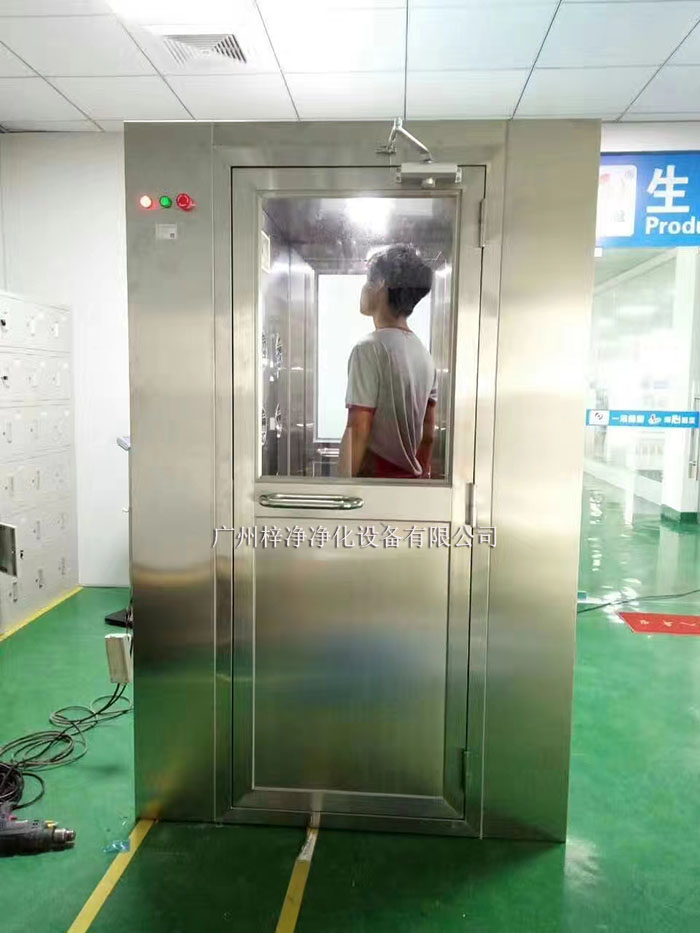 風(fēng)淋室主要是人員或物品的表面除塵，常用于潔凈室的入口處。