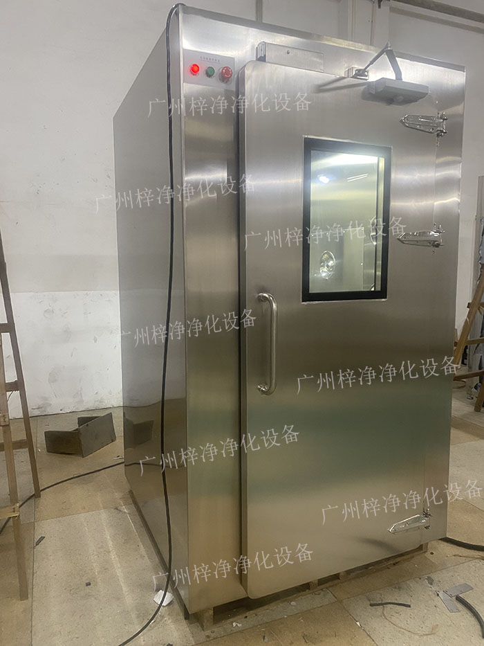高端滿焊風(fēng)淋室采用滿焊接工藝，無縫連接，防止塵埃進(jìn)入，確保潔凈室的空氣質(zhì)量。