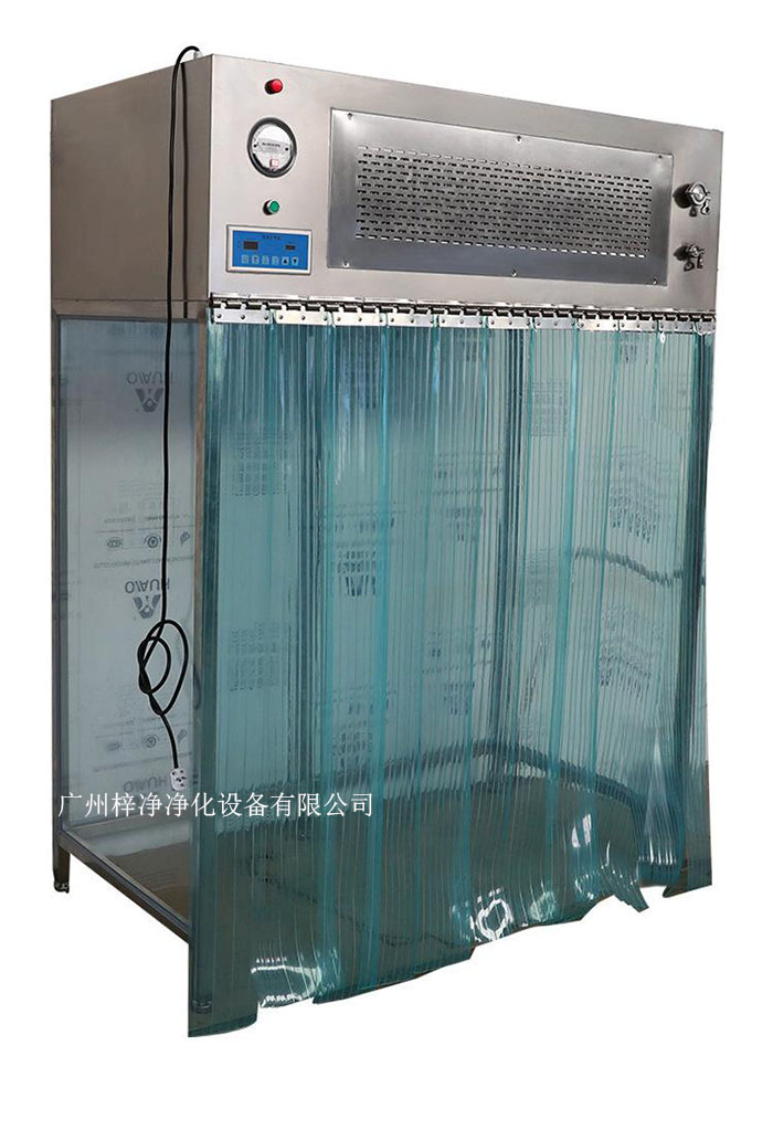 百級潔凈層流罩它主要由箱體、風(fēng)機(jī)、初效空氣過濾器、高效空氣過濾器、阻尼層、燈具等組成。
